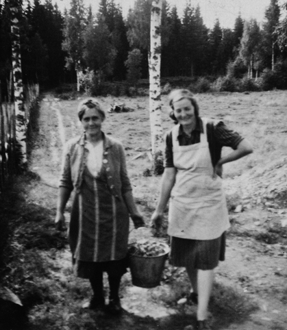 Anno Domkirkeodden, HJEMLY AV TOMTER. MATHILDE SVEUM HENTER "SKULER" GRISMAT HOS NABOEN SOM BODDE CA. 1 KM UNNA. T. H. ODDLAUG HJEMLI SOM BODDE I ØVERHJEMLI TIL 1951, CA. 1950.