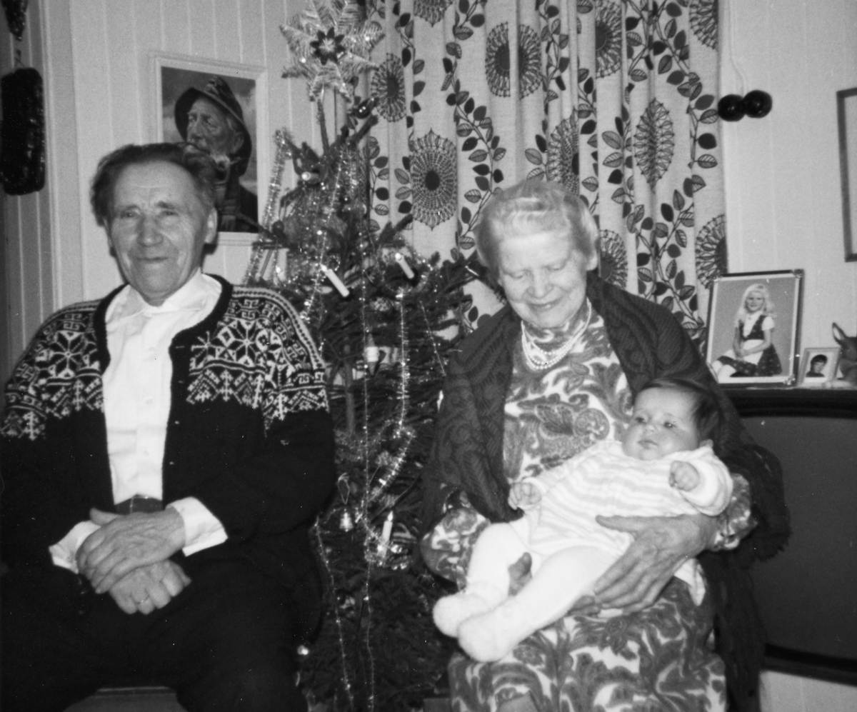 Ukjent, Peder og Karoline Sandvold med barnebarnet Mona Berg i 1972. Vang. H.