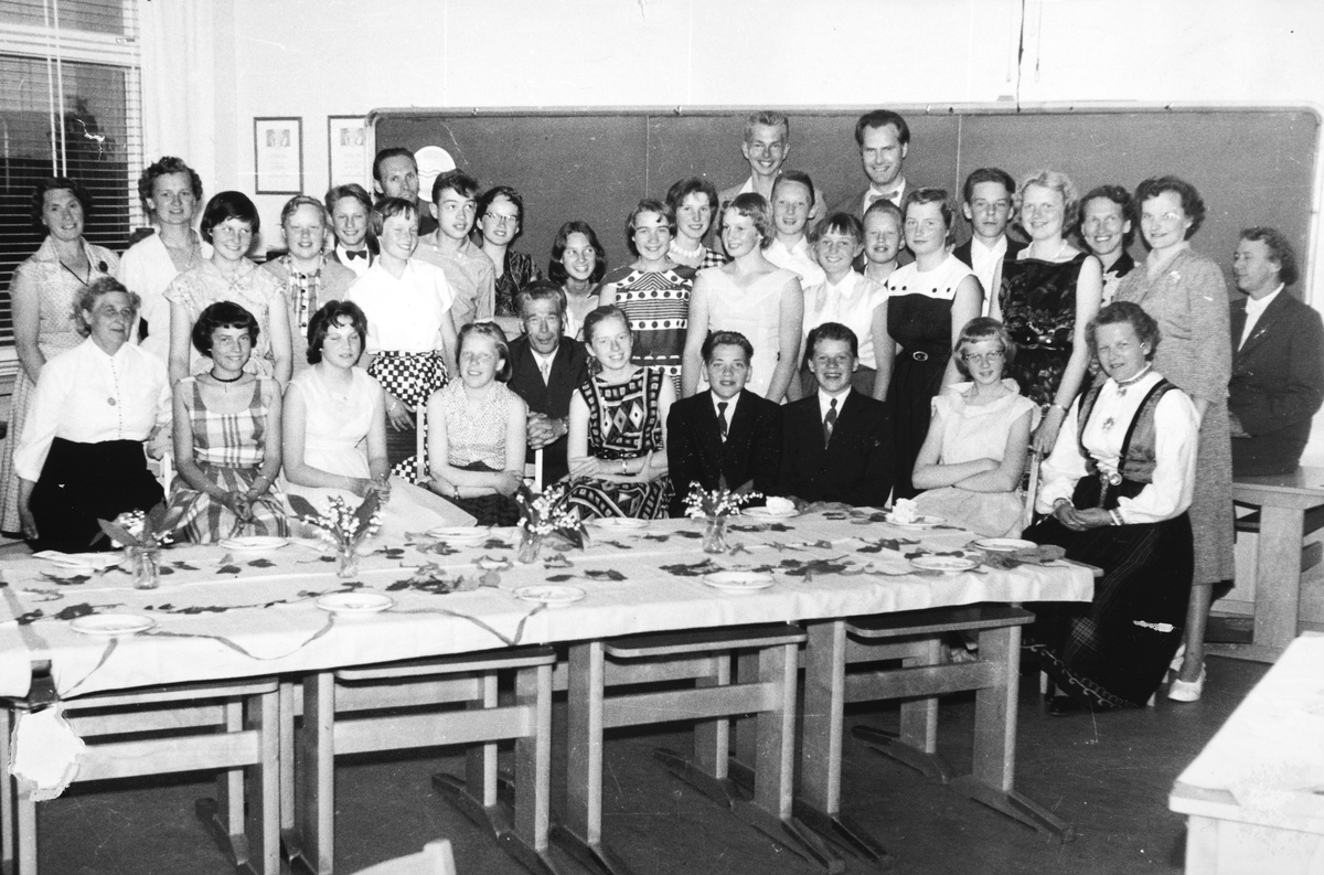 Ukjent, Ridabu skole i Vang. Avslutning 1958. Sittende f. v. lærer Kristine Bakke, Karin Fenger, Eva Nordlien, Astrid Østvang, Eva Rønnaug Larsen, Rolf Pedersen, Jan Nordstad, Nanna Wedel Jarlsberg, Martha ?..., Jenny Hedemann Larsen, lærer Haldis Bø, Solveig Øverby, Anne Lise Haugli, Marit Holte, Bjørn Ja…