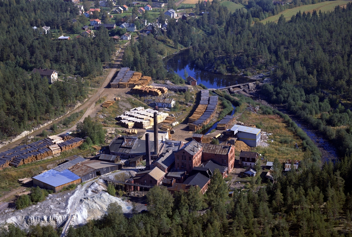 Widerøes Flyveselskap A/S, KLEVFOS CELLULOSEFABRIKK. FLYFOTO. KLEVFOSDAMMEN. TØMMER. SVARTELVA Løten. Ådalsbruk.