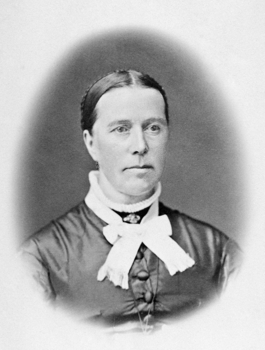 Anno Domkirkeodden, ANNE SIGSTAD, (1830-1920) FØDT RØHNE. PORTRETT. OPPSATT HÅR, FRISYRE, 1870-ÅRENE