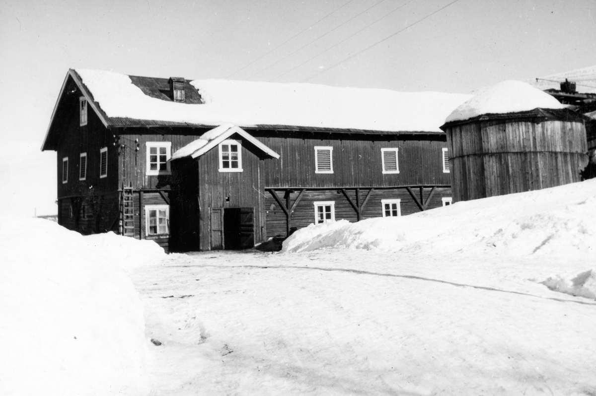 Anno Domkirkeodden, Dyri gard i Løten. Låven. Driftsbygningen.