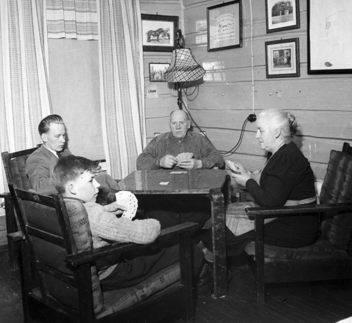 Anno Domkirkeodden, Dyri gard i Løten. Familien Svevad spiller kort. Kortspilling. Interiør. Fra v. Mathias Svevad, Knut Svevad, Paul Svevad og Lisabet Svevad f. Rustad