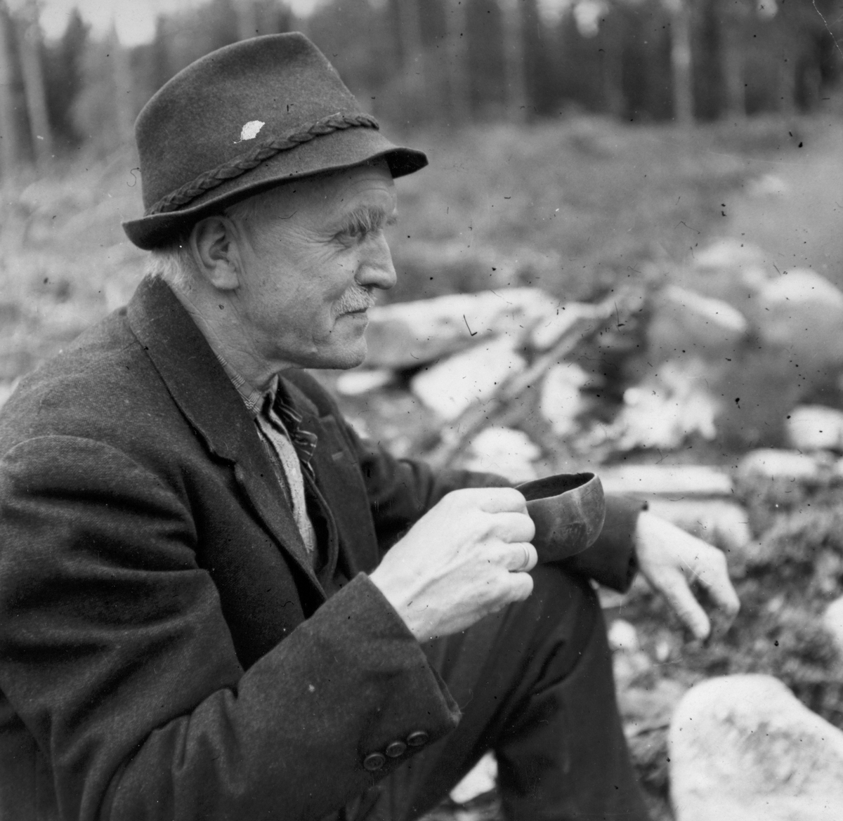 Anno Domkirkeodden, Dyri gard i Løten. Enok Skogen, eier av Bekken i Løten. Bærplukker, matpause ute i skogen. trekopp, bål.