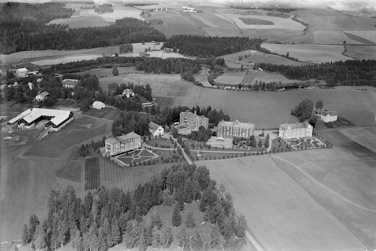 Widerøes Flyveselskap A/S, Flyfoto av Sanderud psykiatriske sykehus i 1947. Hjellum, Svartelva.