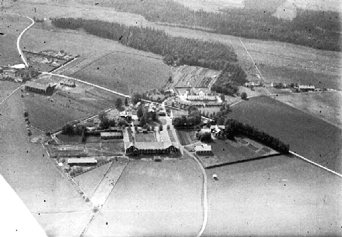 Widerøes Flyveselskap A/S, JØNSBERG LANDBRUKSSKOLE, FLYFOTO