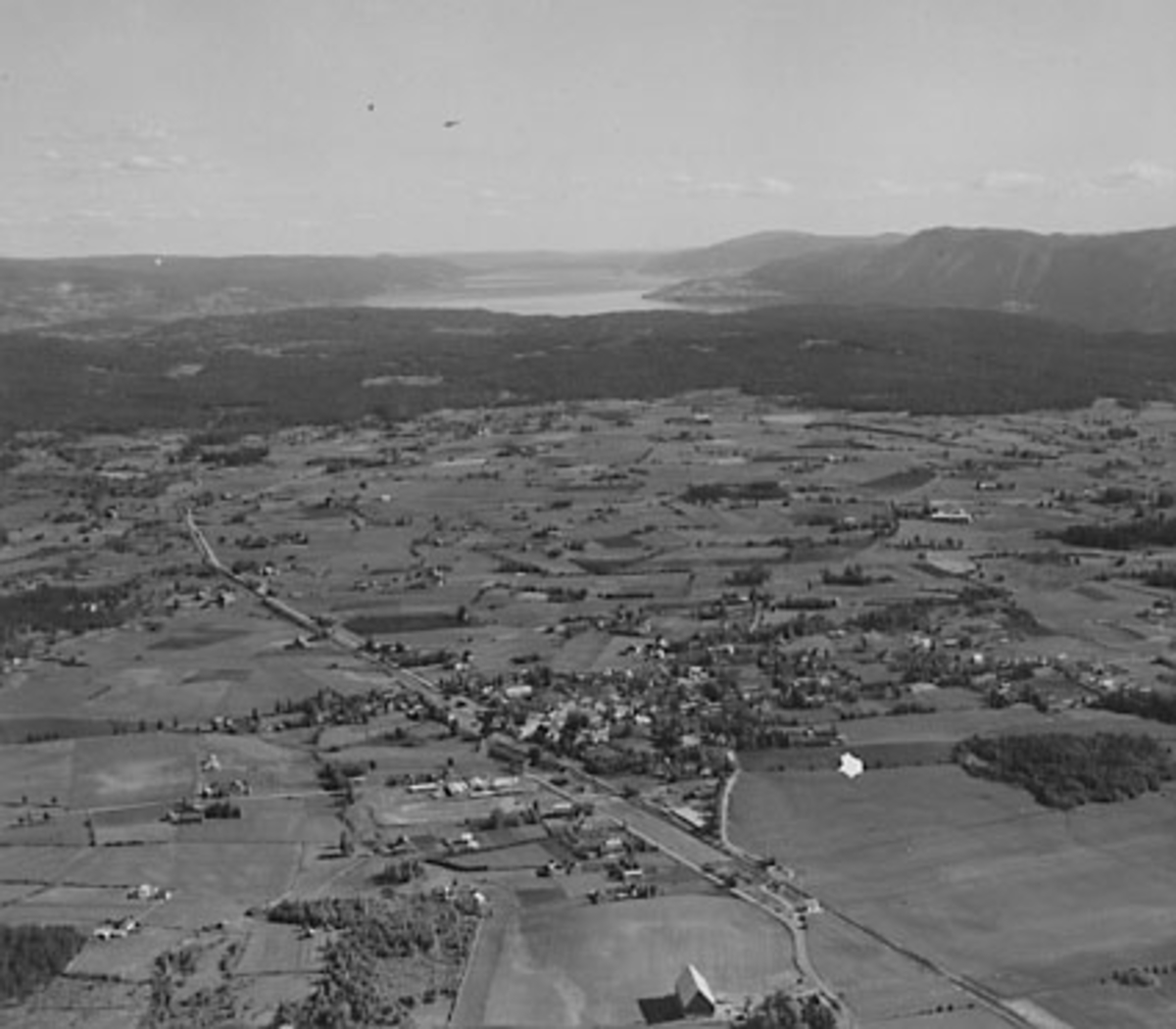 Widerøes Flyveselskap A/S, STANGEBYEN OG BYGDA MOT SØR, FLYFOTO
