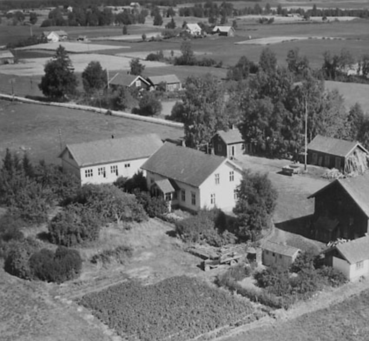 Widerøes Flyveselskap A/S, KORSLUND SKOLE, FLYFOTO