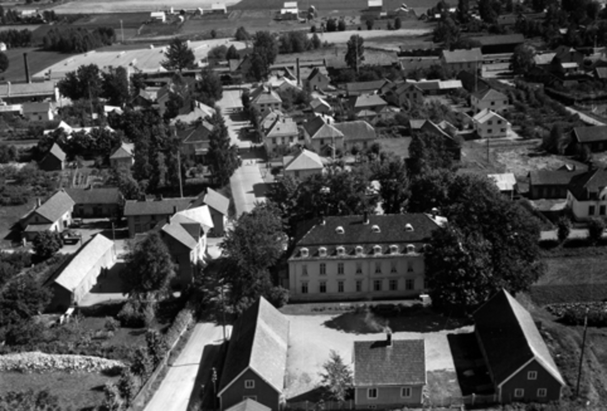 Widerøes Flyveselskap A/S, STANGEBYEN FRA VEST, FLYFOTO, BEBYGGELSEN I STORGATA, TINGVOLD, KVISGAARDSE ÅRBOKA 2006 S. 141