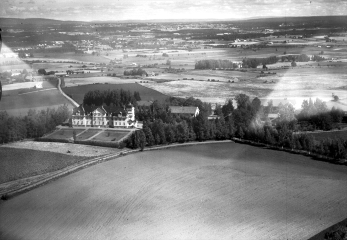 Widerøes Flyveselskap A/S, JØNSBERG LANDBRUKSSKOLE, FLYFOTO