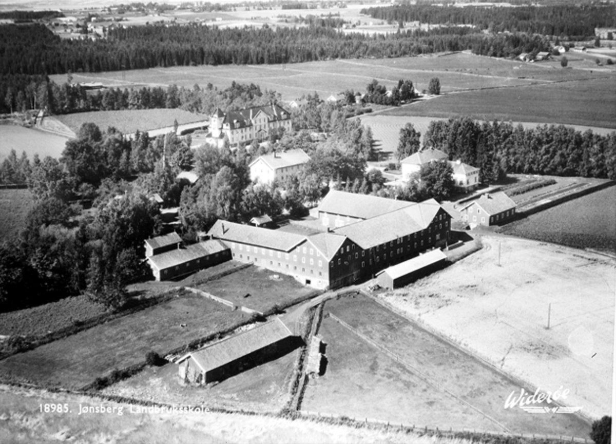 Widerøes Flyveselskap A/S, JØNSBERG LANDBRUKSSKOLE, FLYFOTO