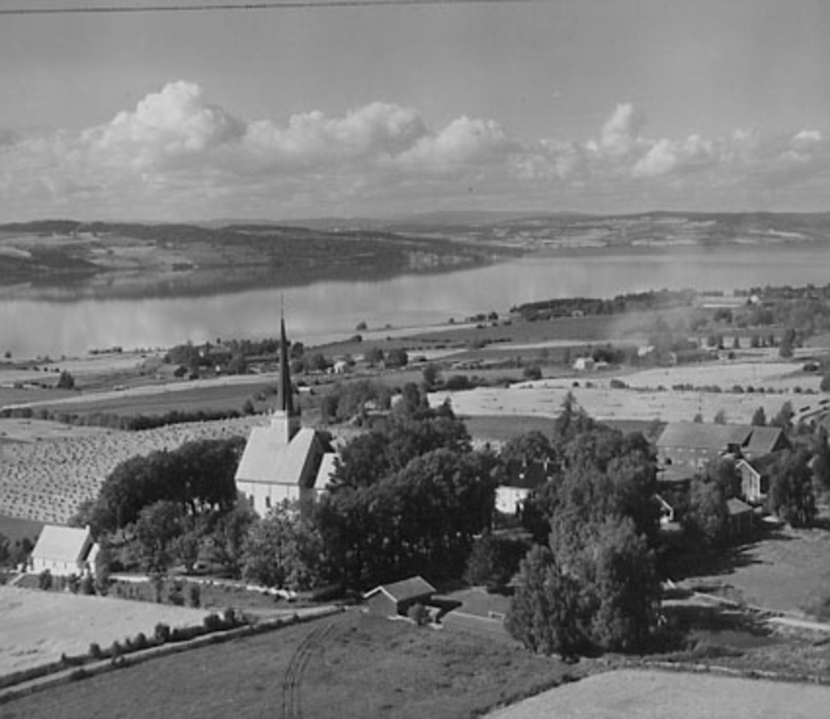 Widerøes Flyveselskap A/S, STANGE KIRKE, FLYFOTO