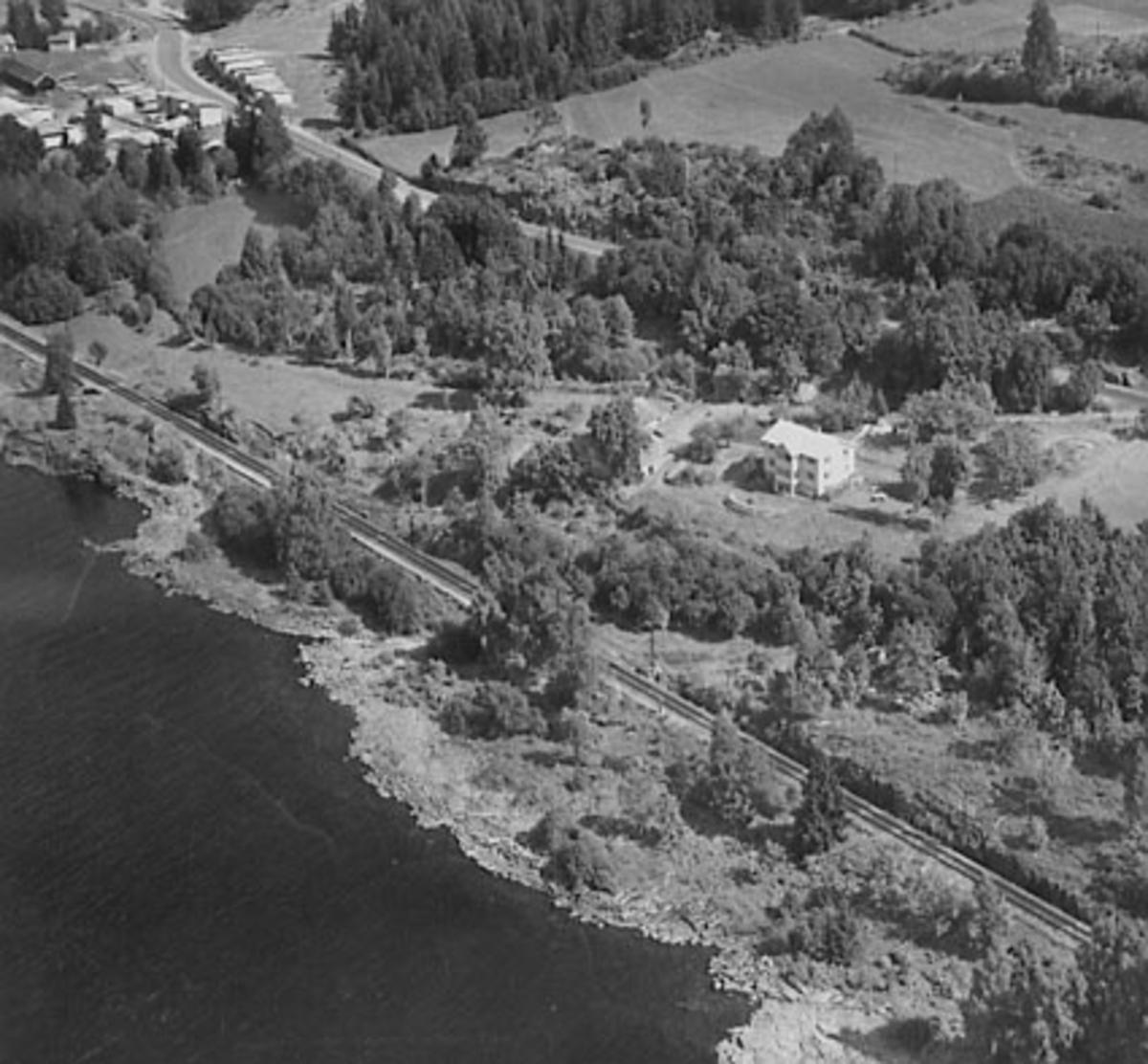 Widerøes Flyveselskap A/S, NEDRE MOSTUE (MORSTU) GÅRD, STRANDLYKKJA, FLYFOTO