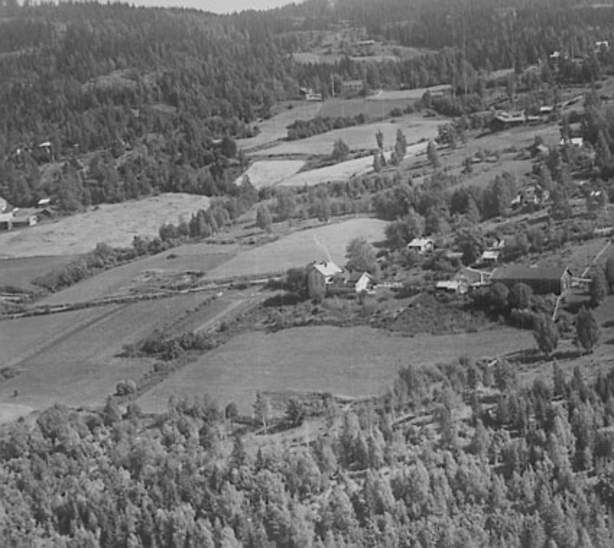 Widerøes Flyveselskap A/S, SKREPPERUD GÅRD, FLYFOTO