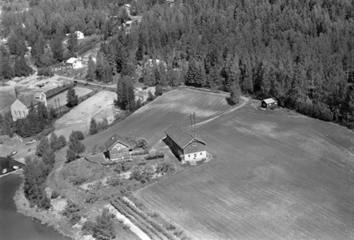 Widerøes Flyveselskap A/S, GRAVIKA, TANGEN KRAFTSTASJONEN T. V, FLYFOTO. I 1860-åra kom en liten gutt fra Christiania til Tangen og Gravika. Historien finner du her: http://www-bib. hive. no/tekster/minne/jorgensen/del2. html