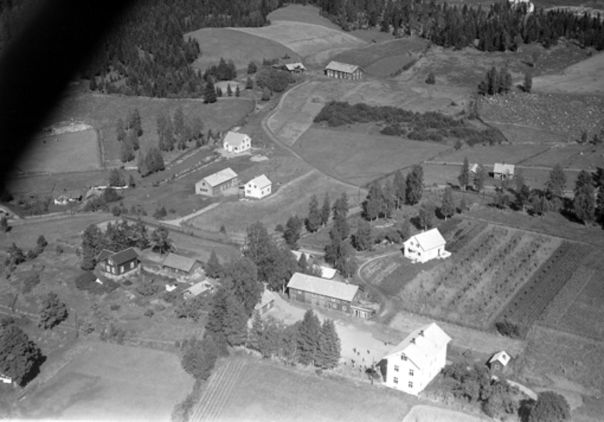Widerøes Flyveselskap A/S, FLYFOTO. VALLSET. ØSTRE STUPERUD 380-1, NYHEIM 377-22, VÅLENG 377-21, HOLEN 377-5, VEIMO 377-13, FJELD 377-9, STRUPERUD SKOLE 380-17