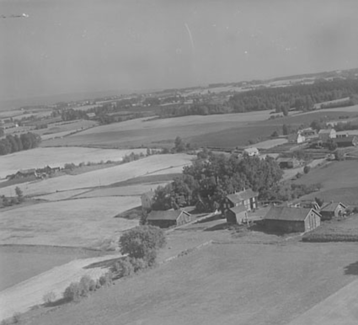 Widerøes Flyveselskap A/S, FLYFOTO GUTHUS ØSTRE, STANGE