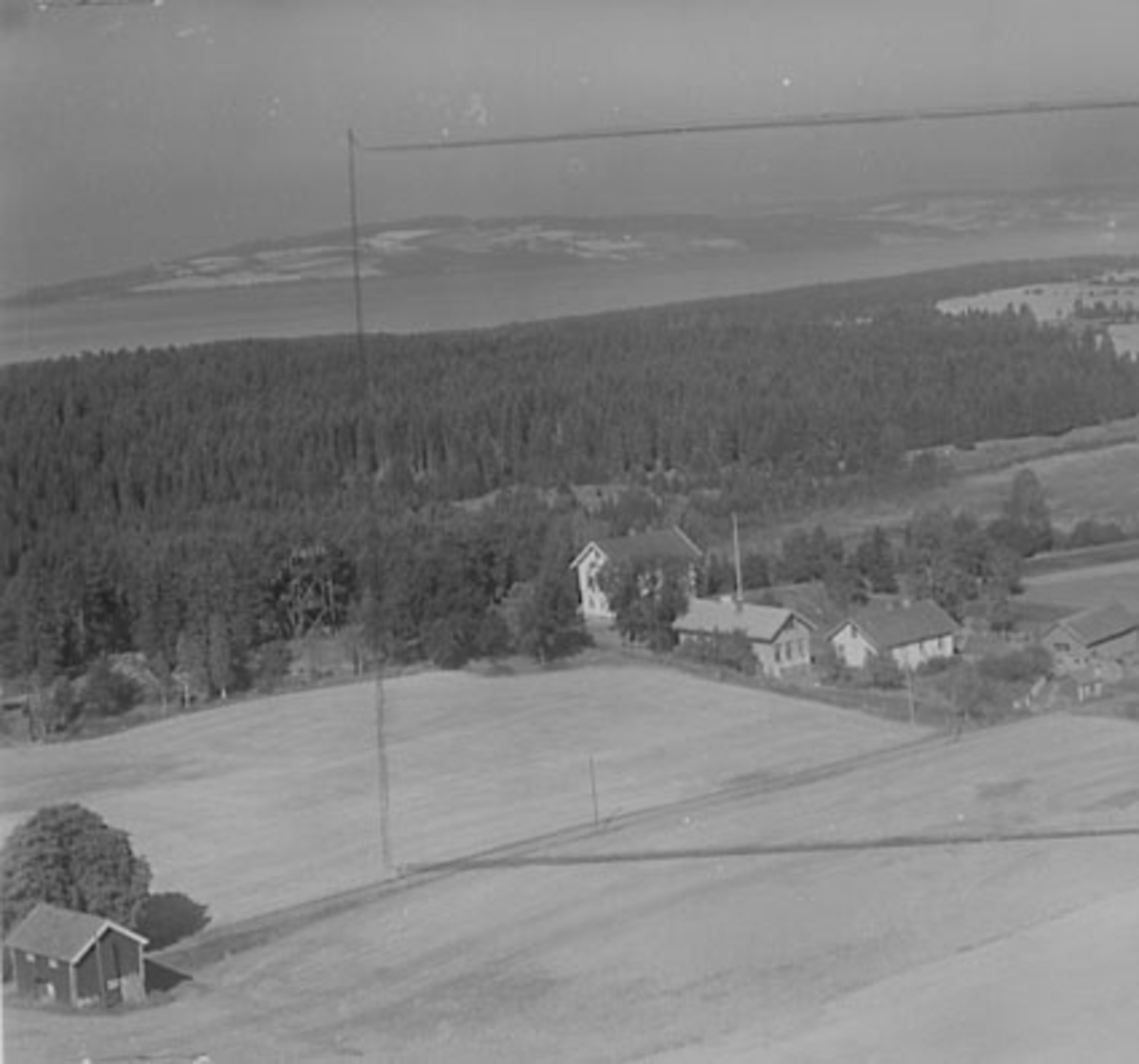 Widerøes Flyveselskap A/S, FLYFOTO SÅSTAD SKOLE, STANGE
