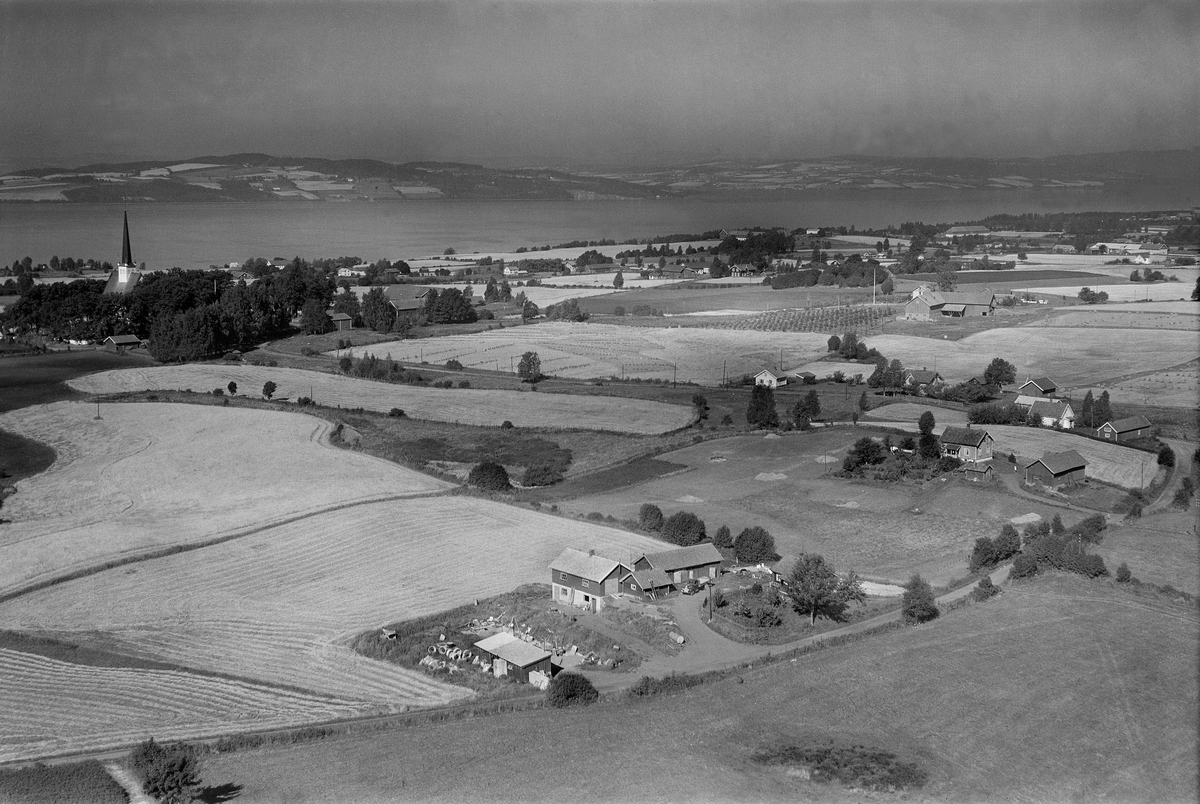Widerøes Flyveselskap A/S, FLYFOTO VOLLAHAUGEN, STANGE STOR OVERSIKT, KULTURLANDSKAP RUNDT STANGE KIRKE