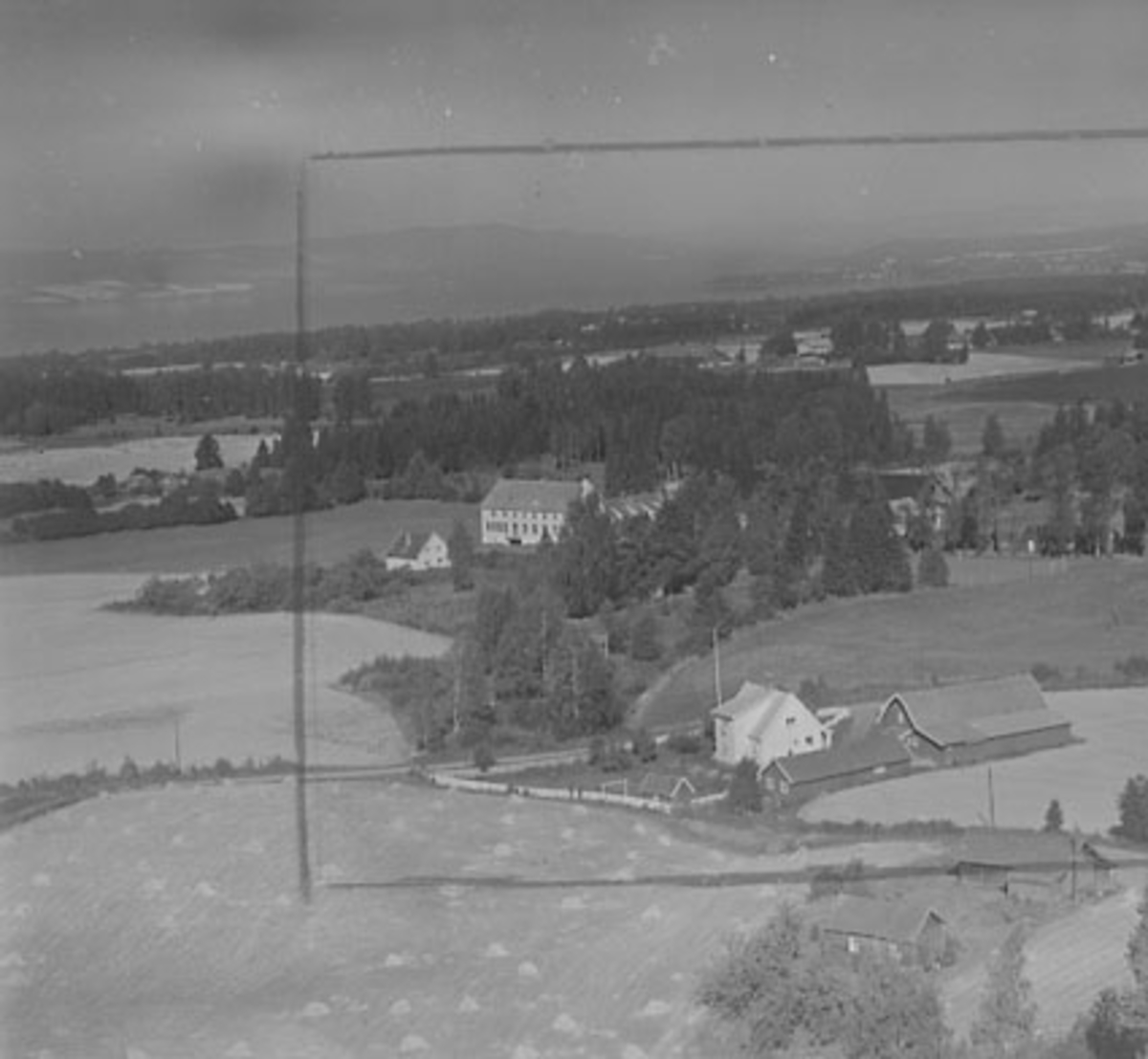 Widerøes Flyveselskap A/S, FLYFOTO GRIMERUD GÅRD I MIDTEN, FORAN UKJENT, STANGE