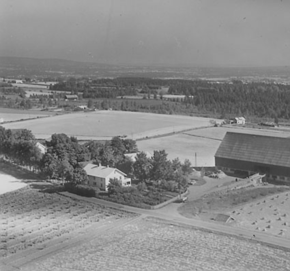 Widerøes Flyveselskap A/S, FLYFOTO GUÅKER SØNDRE, STANGE