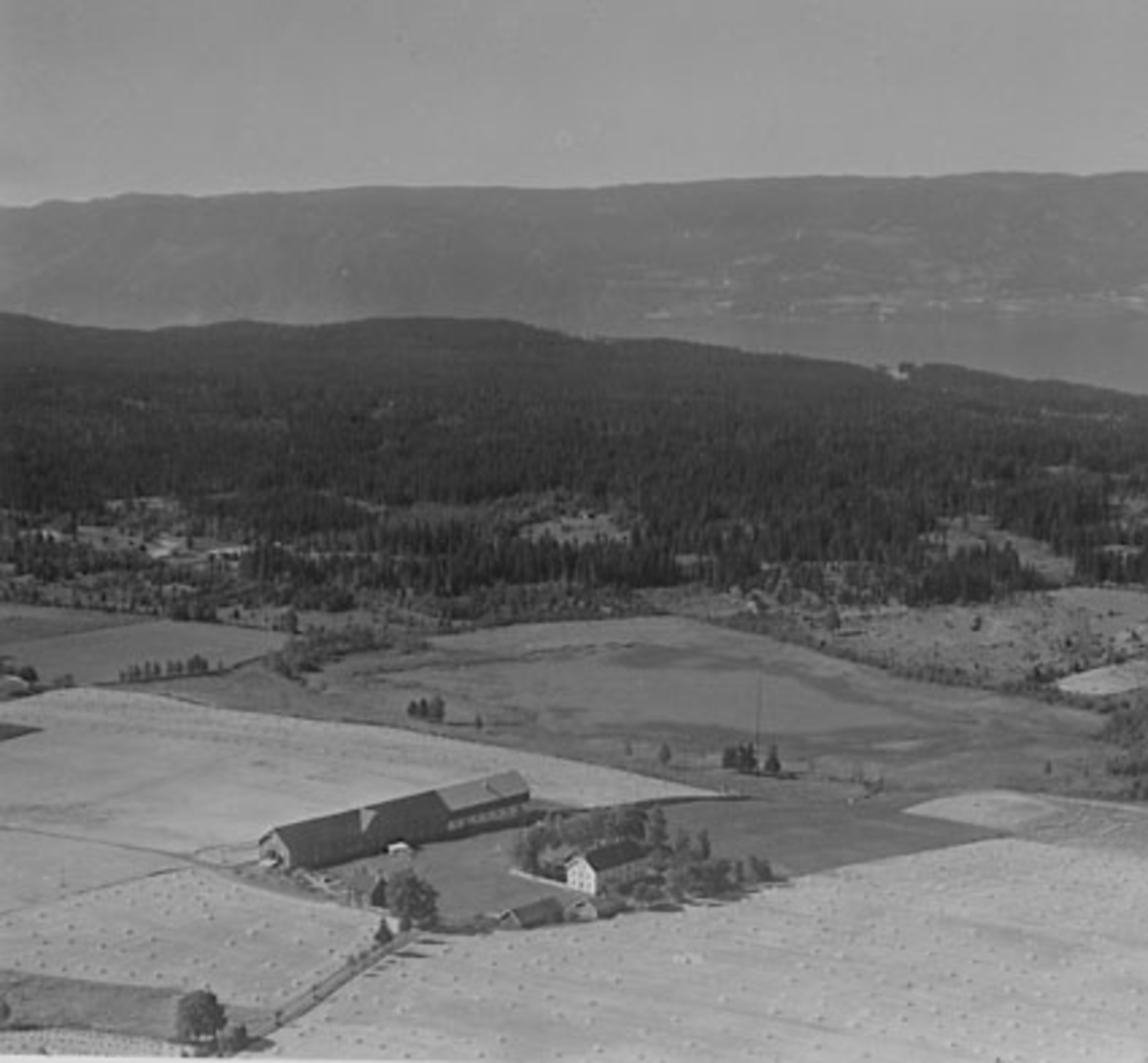 Widerøes Flyveselskap A/S, FLYFOTO NØDSLE, STANGE