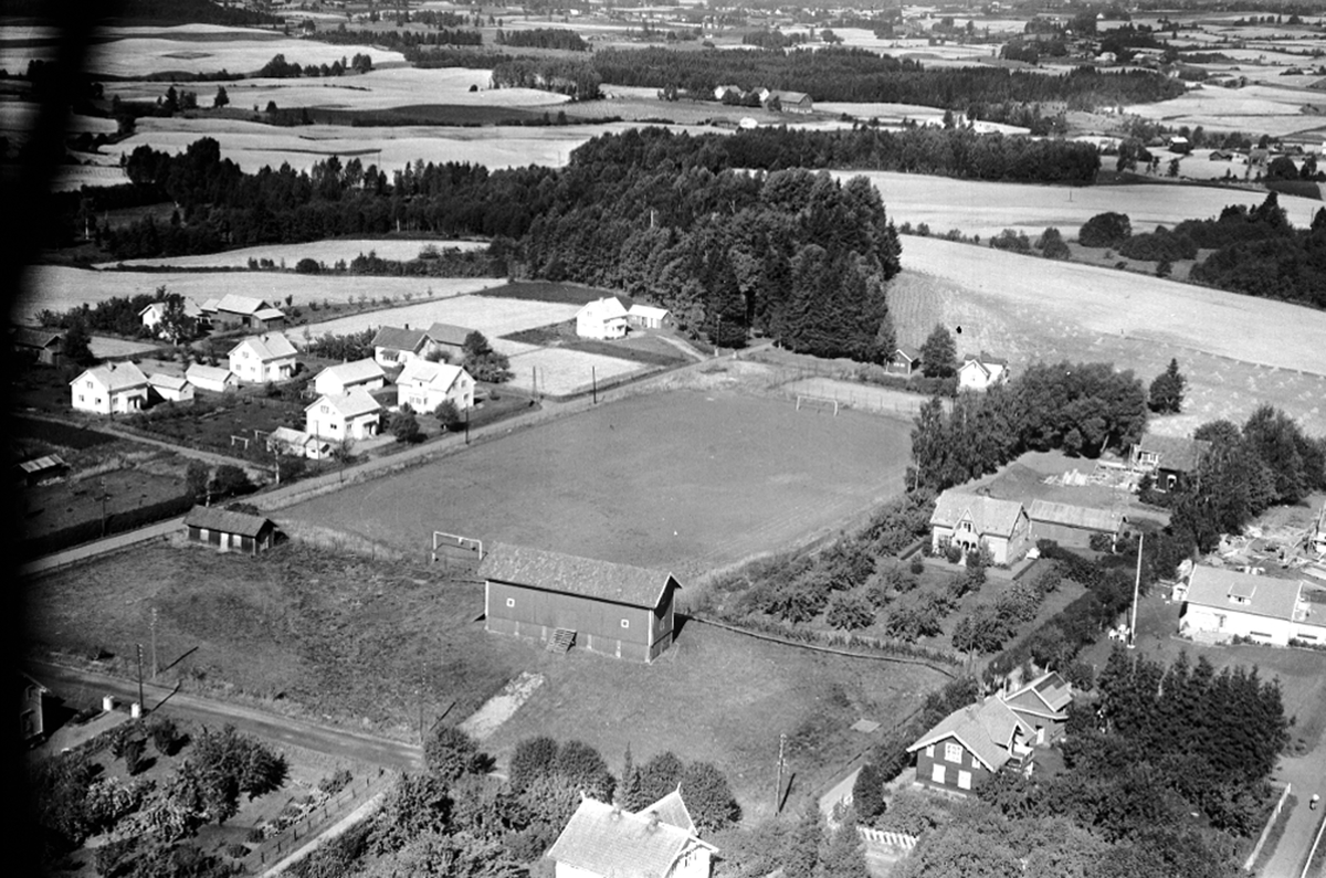 Widerøes Flyveselskap A/S, FLYFOTO TELTHUSTOMTA, IDRETTSPLASS, STANGEBYEN