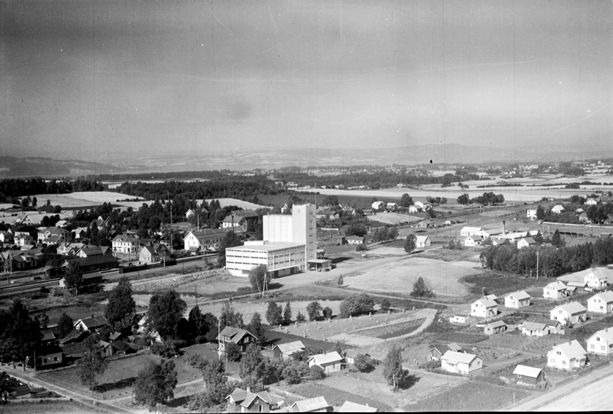 Widerøes Flyveselskap A/S, FLYFOTO FELLESKJØPET KORNSILO, STANGEBYEN