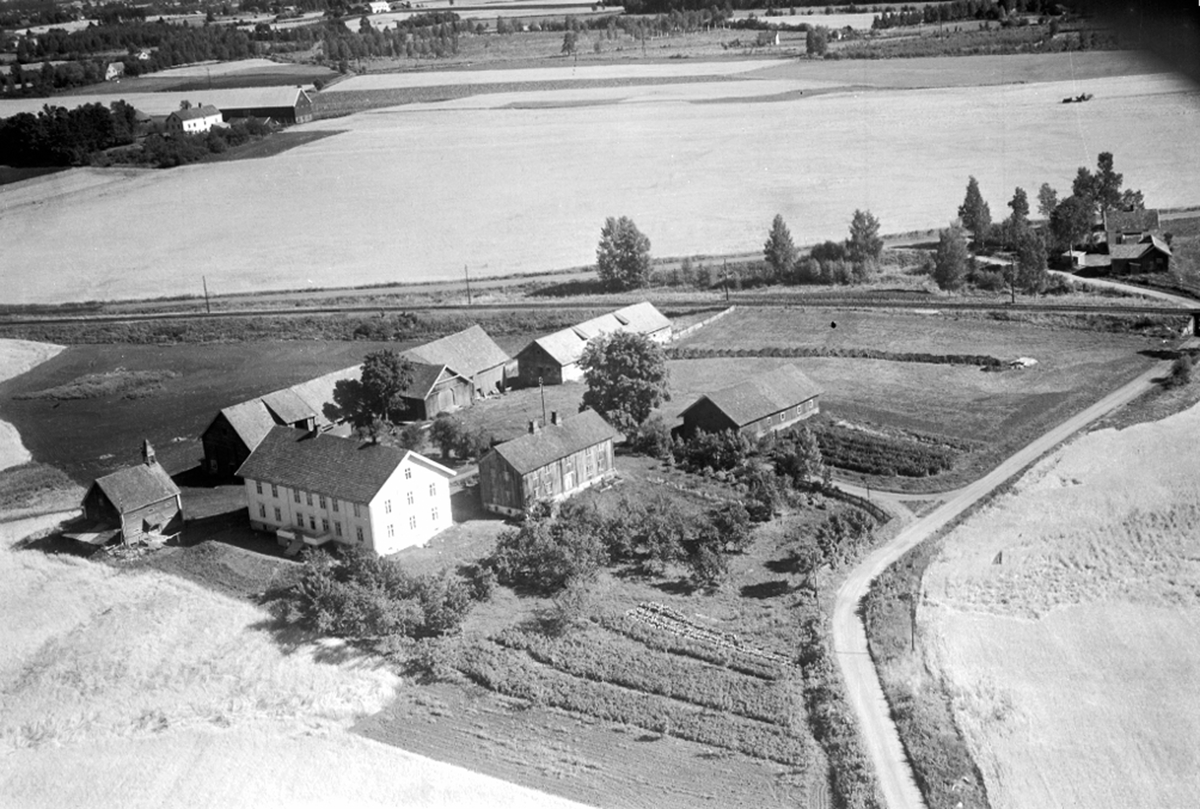 Widerøes Flyveselskap A/S, FLYFOTO NÆSTEN, STANGE