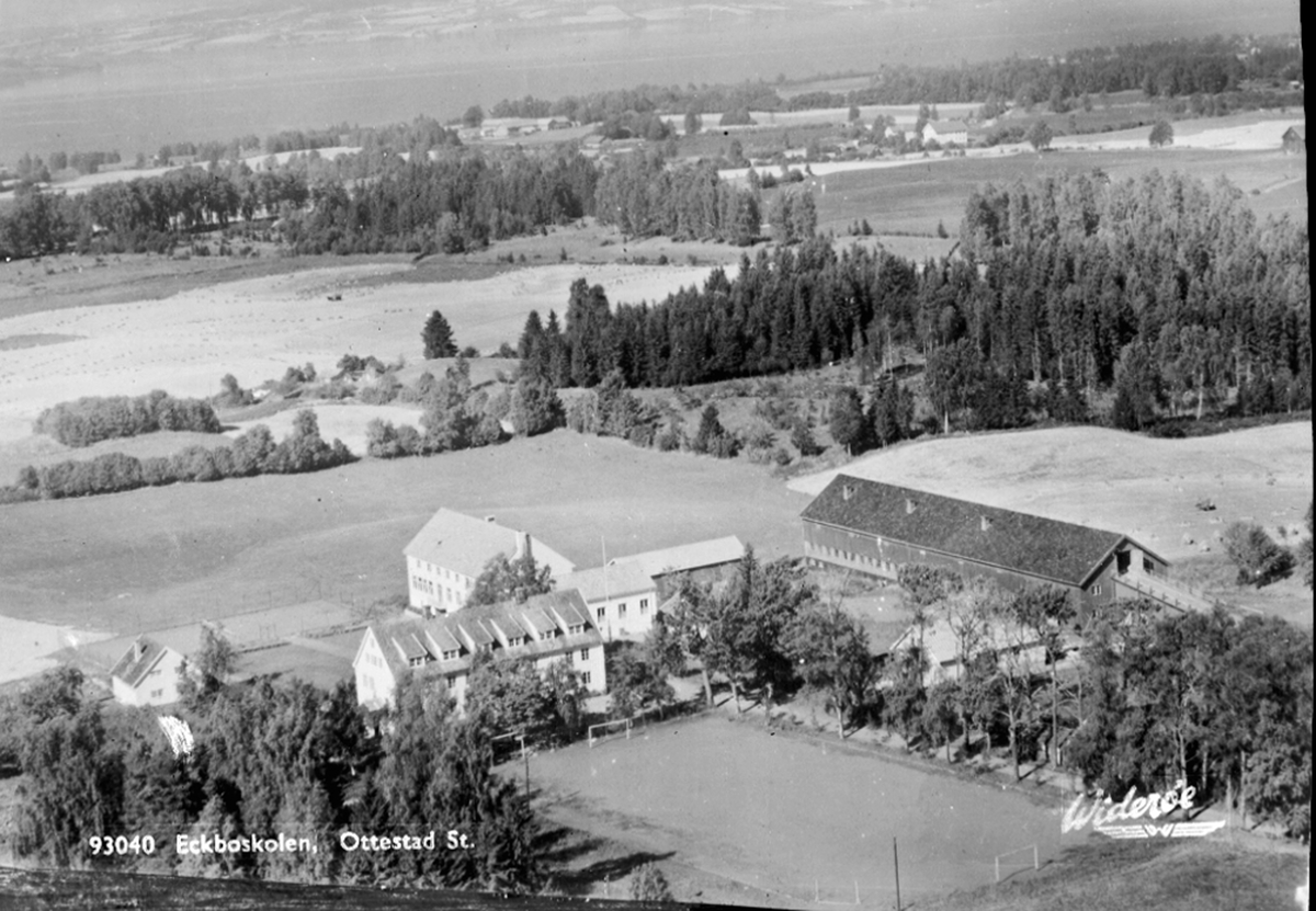 Widerøes Flyveselskap A/S, FLYFOTO ECKBOSKOLEN, GRIMERUD, OTTESTAD, POSTKORTNEGATIV