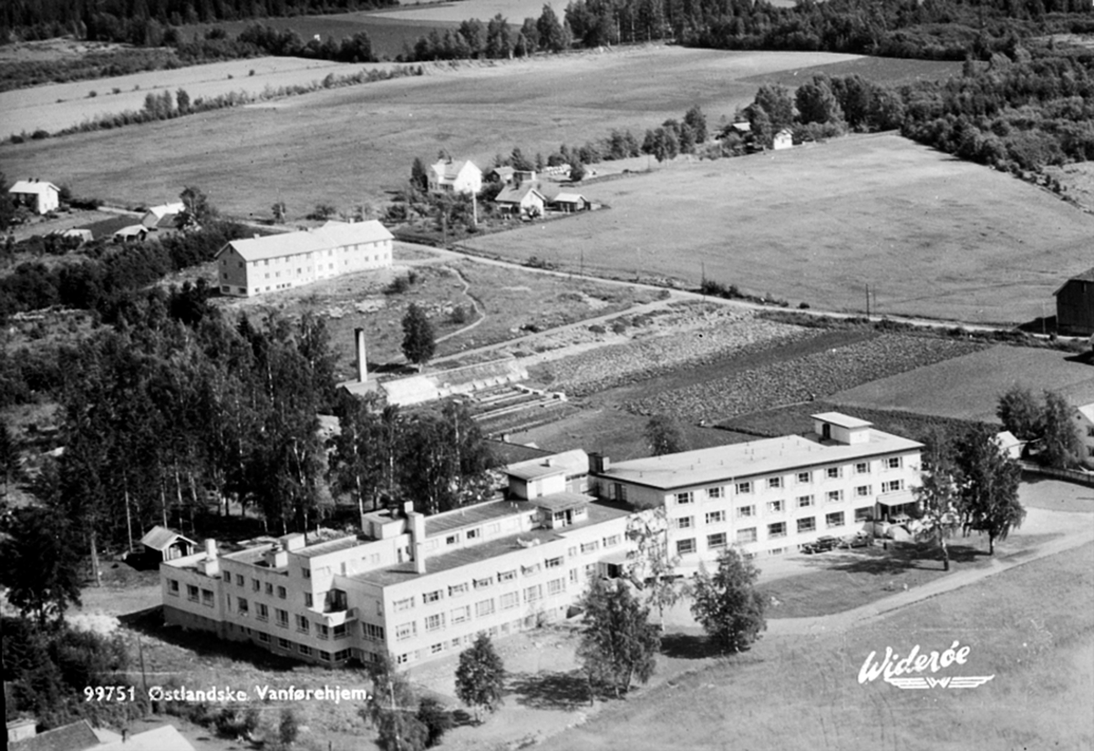Widerøes Flyveselskap A/S, FLYFOTO ØSTLANDSKE VANFØREHJEM, OTTESTAD, BEKKELAGET, POSTKORTNEGATIV