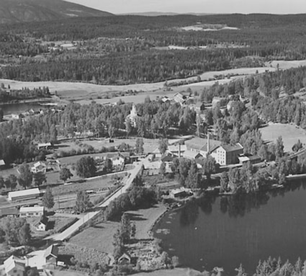 Widerøes Flyveselskap A/S, FLYFOTO TANGEN SENTRUM, BRENNERI, KIRKE