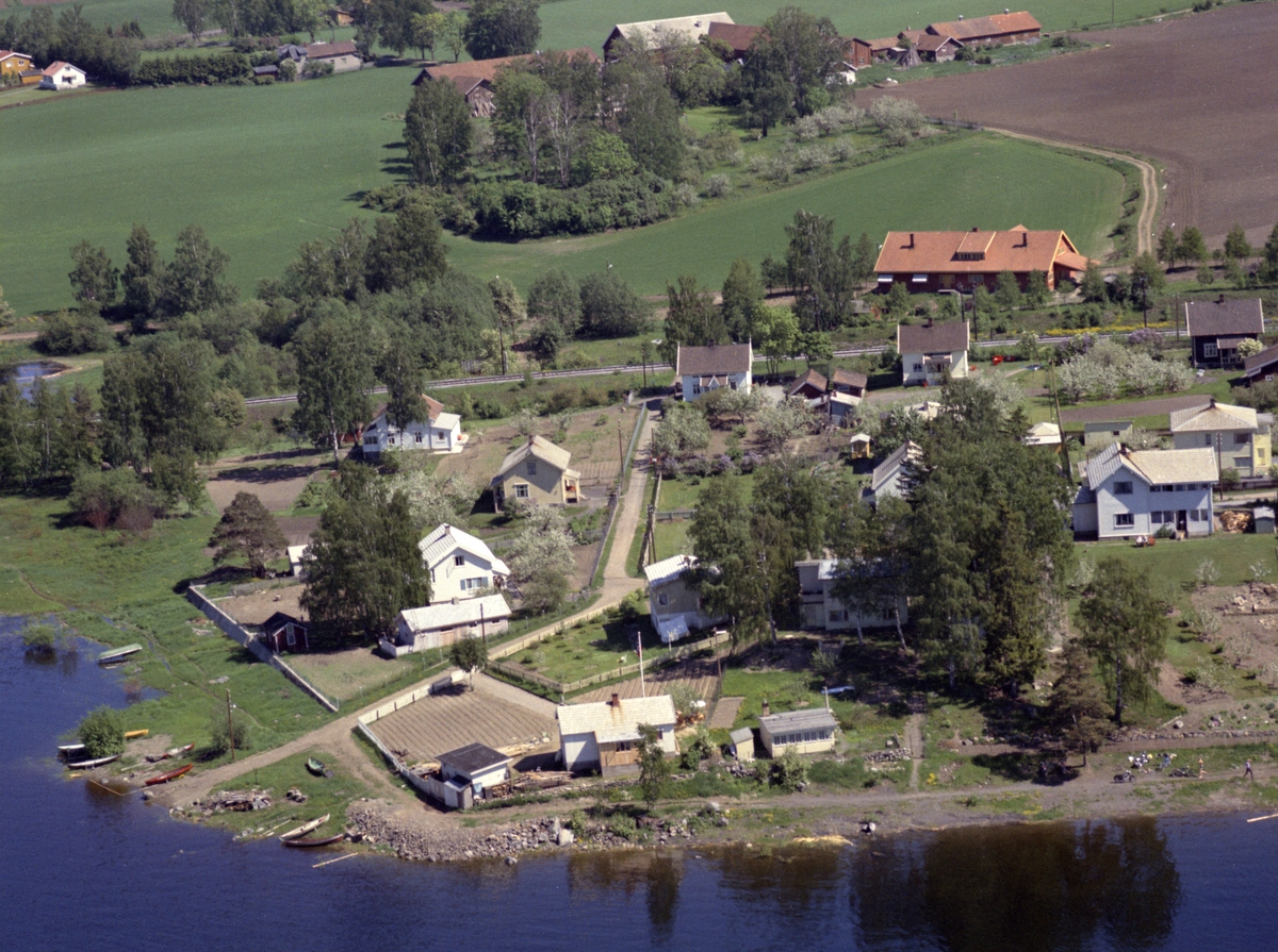 Widerøes Flyveselskap A/S, FLYFOTO BOLIGHUS I SANDVIKAVEGEN, SUNDVEGEN, TOKSTAD I BAKGRUNNEN