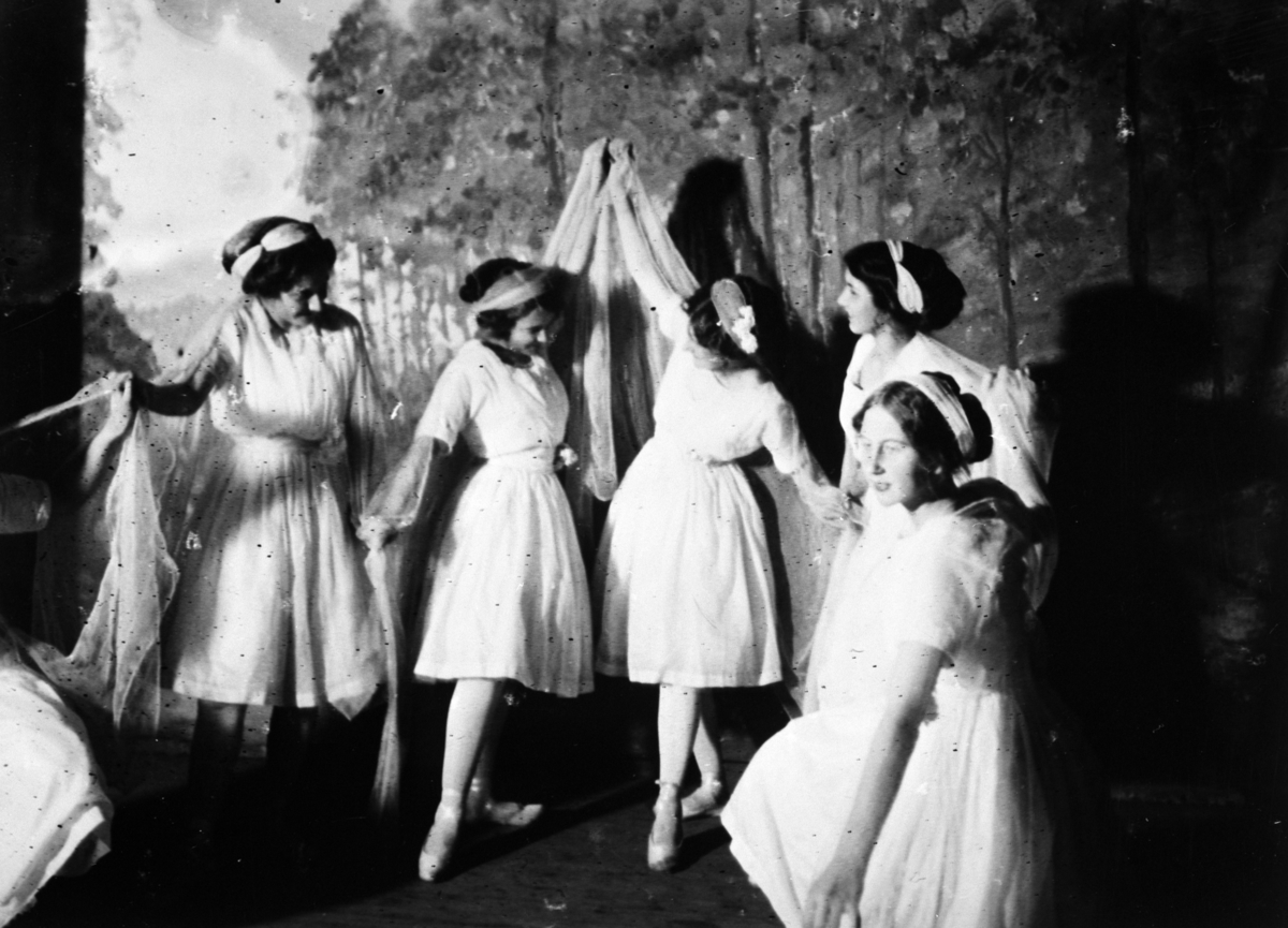 Anno Domkirkeodden, GRUPPE: 5 UNGE DAMER DANSER BALETT