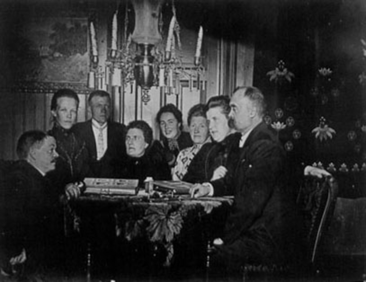 Anno Domkirkeodden, GRUPPE: 7, FRA VENSTRE:TANNLEGE HAUG, KRISTIANSEN, ANNA, EIDAL, KNUT, RINGSBY, TORA, BØRDAHL, ANTONIE, FRK. KROGSTAD. , FRK. BLEKASTAD, MEIERIBESTYRER RINGSBY, , INTERIØR: STUE, FRANGSTUA