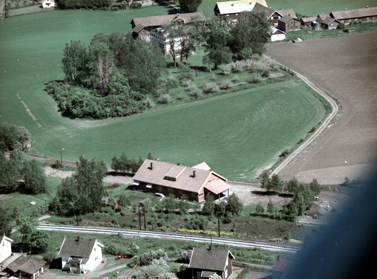 Widerøes Flyveselskap A/S, FLYFOTO SANDVIKA, SANDVIKAVEGEN, FRUKTPAKKERI, SENERE GARTNERHALLEN