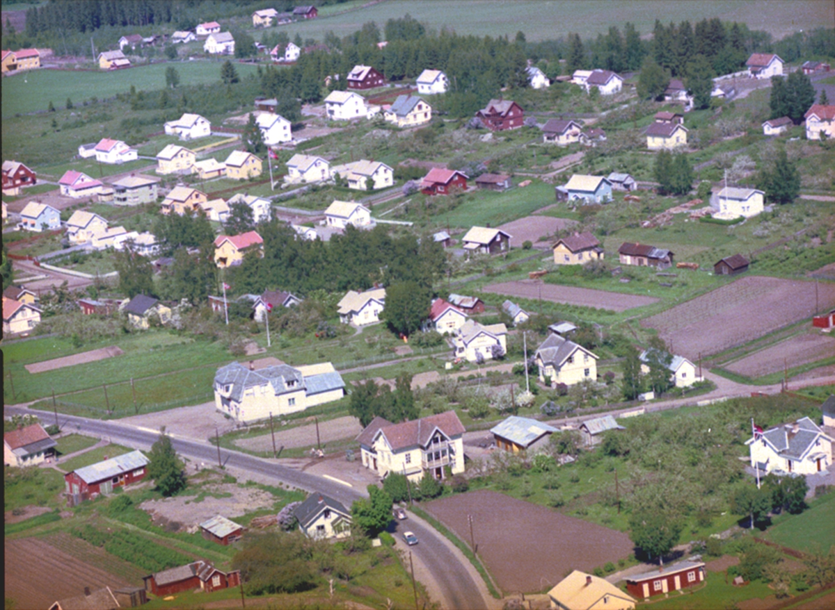 Widerøes Flyveselskap A/S, FLYFOTO BOLIGBEBYGGELSE I BEKKELAGET, KJELDSTADLI. Flyfoto fra 1960 av de to handelsstedene i Bekkelaget, Kooperativen(stort hvitt hus) Ved siden av ligger Kjeldstadli-butikken. Begge er i revet.