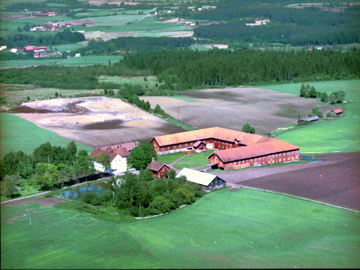Widerøes Flyveselskap A/S, FLYFOTO NORDVI, STOR VINKELLÅVEBYGNING