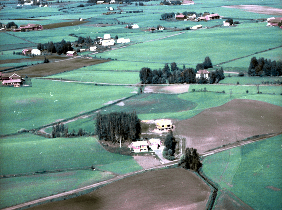 Widerøes Flyveselskap A/S, FLYFOTO: BAK HAUG 299-22, FREMST SVINBERGSHAUGEN 299-17, ROMEDAL