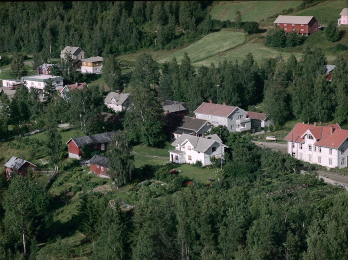 Widerøes Flyveselskap A/S, FLYFOTO BJERTHEIM, VOLDEN, GATA I VALLSET