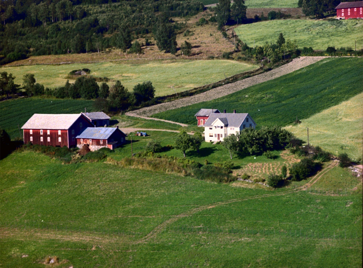 Widerøes Flyveselskap A/S, FLYFOTO HVAL ØVRE, VALLSET