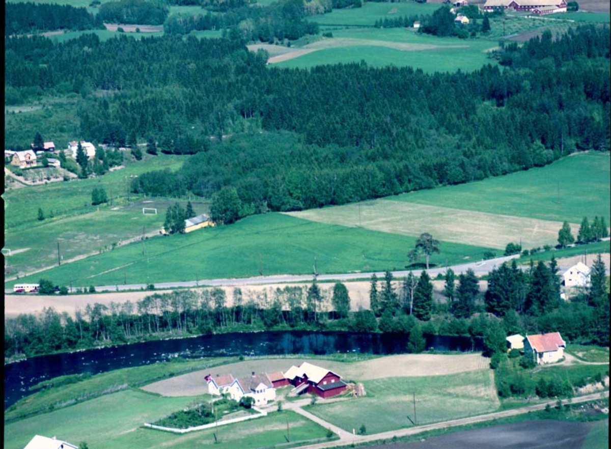 Widerøes Flyveselskap A/S, FLYFOTO STRANDEN, FOTBALLBANE, HJELLUM