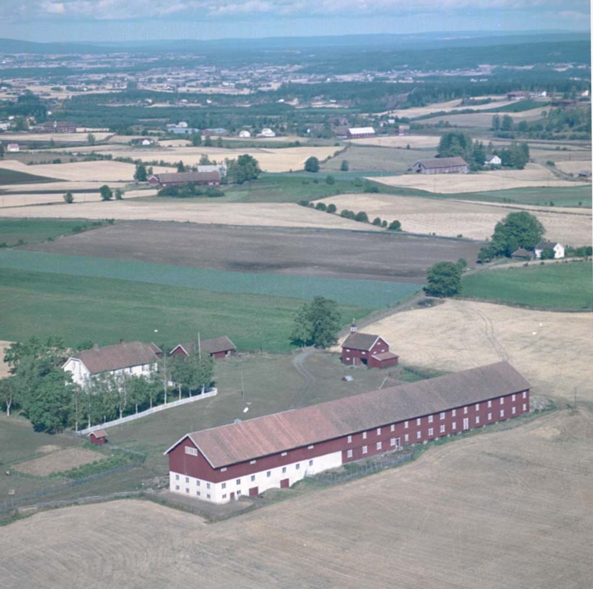 Widerøes Flyveselskap A/S, FLYFOTO NØDSLE GARD, STANGE