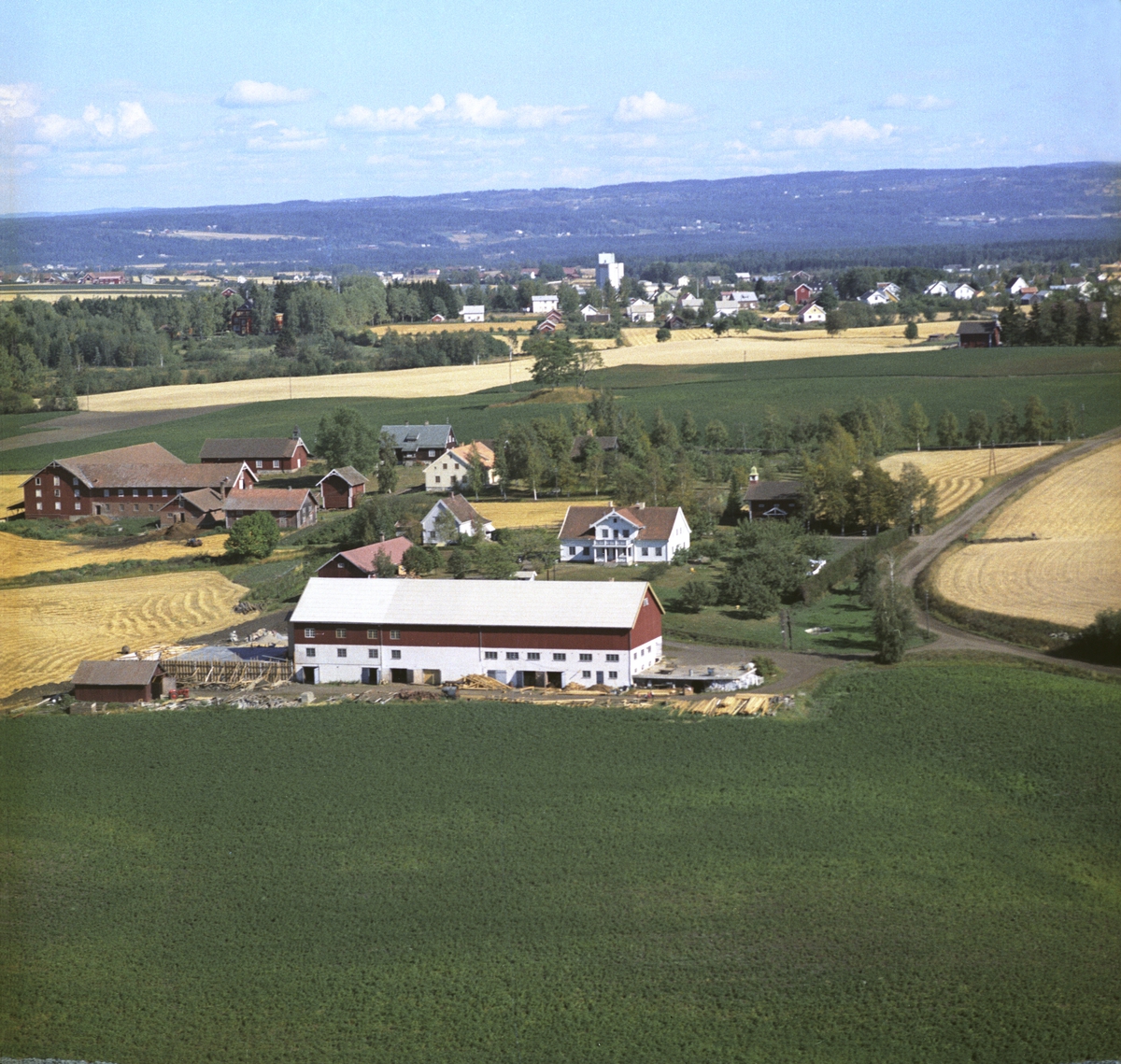 Widerøes Flyveselskap A/S, FLYFOTO LALUM SØNDRE OG SVEUM, LAHLUM, STANGE