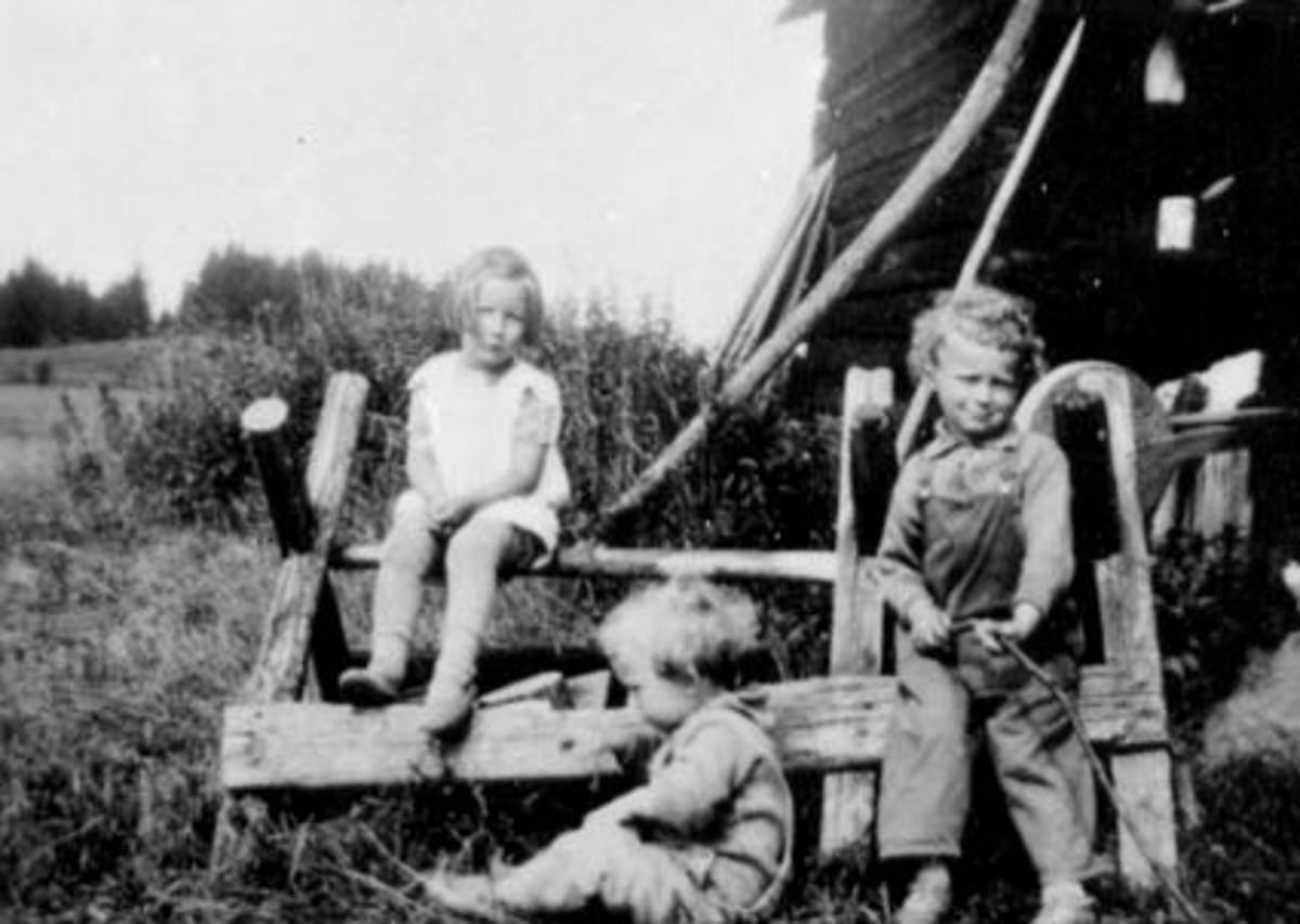 Anno Domkirkeodden, GRUPPE: 3 BARN, FRA VENSTRE: THORSHAUG, RUTH GIFT ØDEGAARD, THORSHAUG, GUNNAR, THORSHAUG, LEIF, ELTONBAKKEN, OTTESTAD,