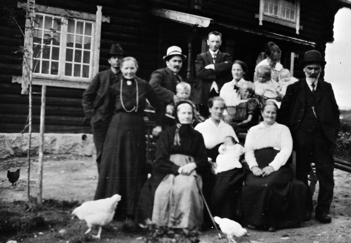 Anno Domkirkeodden, GRUPPE: 15, BARNDÅP, 1 RAD FRA VENSTRE: KARI AASEN, OLGA AASEN MED DÅPSBARNET, KLARA AASEN, KAREN VESTLBY, 2 RAD FRA VENSTRE: EMILIE AASEN, NIKOLAI SJØLI, NINA SJØLI MED GUDRUN AASEN FURUSETH PÅ FANGET, NIKOLAY VESTBY, 3 RAD FRA VENSTRE: LARS AASEN, PER VESTBY, PETER AASEN JENNY VESTBY HØGÅSEN MED …