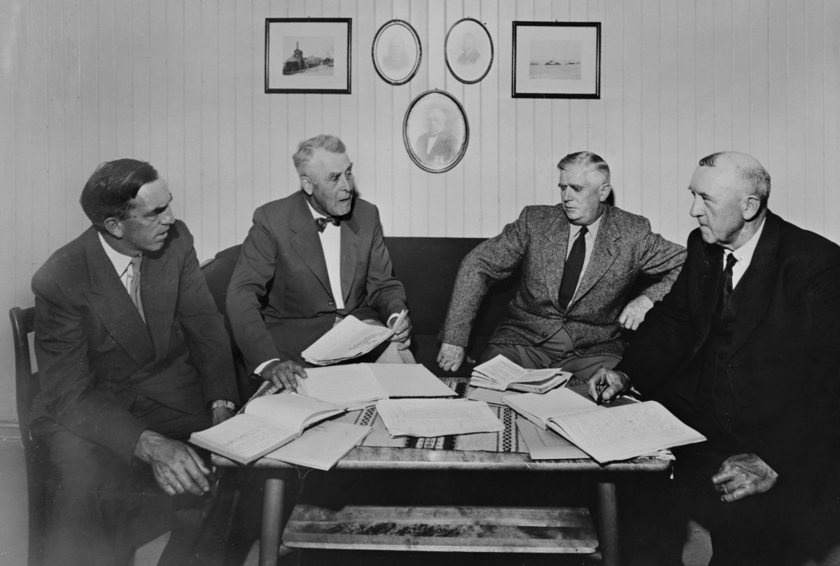 Anno Domkirkeodden, STANGE BRÆNDERI OG FRØFORRETNING, ATLUNGSTAD BRENNERI, GRUPPE: 4, FRA VENSTRE: PER HENSTAD, JOHN ALHAUG, FORMANN SIMEN ILSENG, BEDRIFTSDISP. JENS NORSTAD, STYRET VED 100 ÅRS JUBILEET, OTTESTAD,