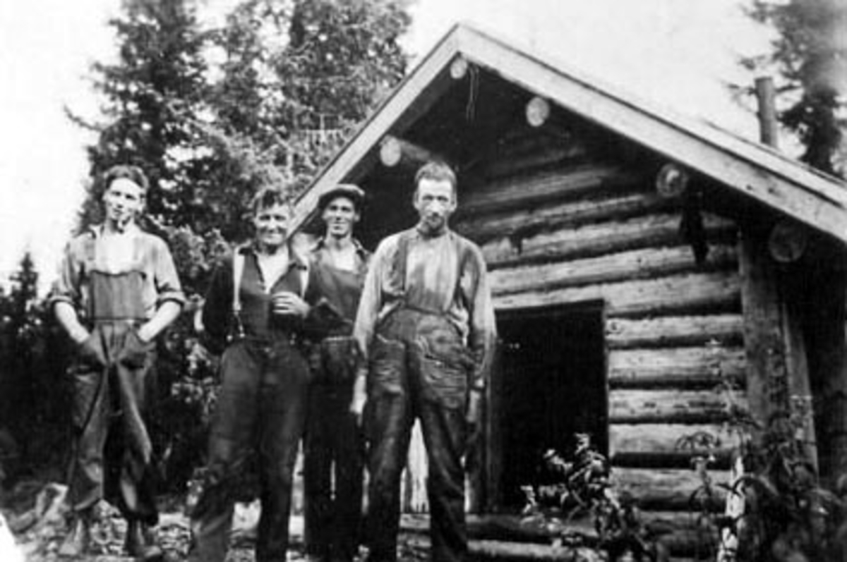 Anno Domkirkeodden, EKSTERIØR: GRUVBERGSKOIA, VEDHUGGERE UTENFOR FRA VENSTRE: SIMENSEN, SVERRE, KARSTENSEN, SIMEN, KARLSEN, HJALMAR, ENGEBRETSEN, JOHAN
