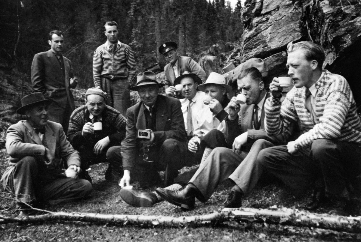 Anno Domkirkeodden, GRUPPE: 10 MENN, KAFFERAST, LENGST TIL HØYRE: ORDFØRER JOHNSTAD, ODVAR NORDLI