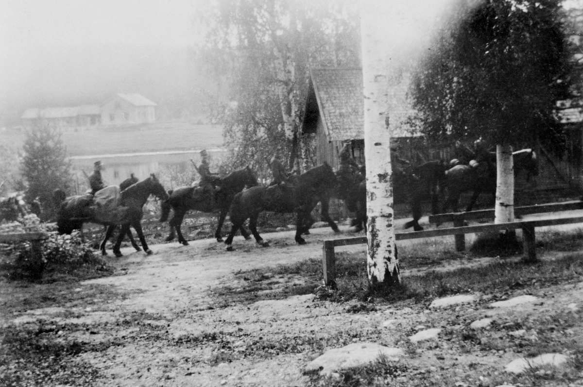 Anno Domkirkeodden, MILITÆR ØVELSE, SOLDATER TIL HEST, I BAKGRUNNEN: AMMERUDDAMMEN, VALLSET,